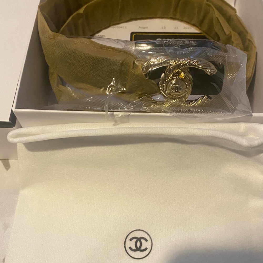 CHANEL Black Leather Belt Gold CHANEL Logo Buckle - Picture 10 of 12